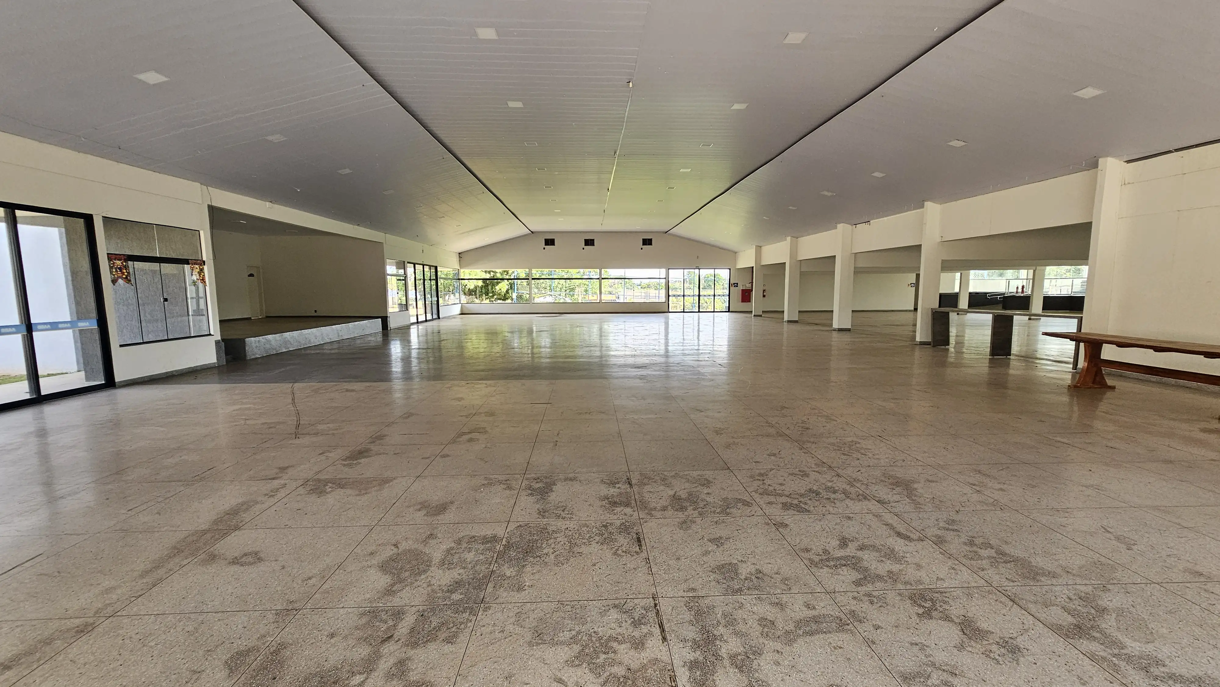 Salão Social Amplo com Palco
